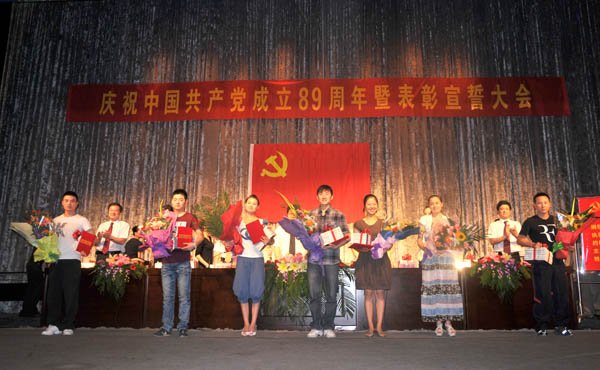 我们更要承担起文艺工作者的历史使命和